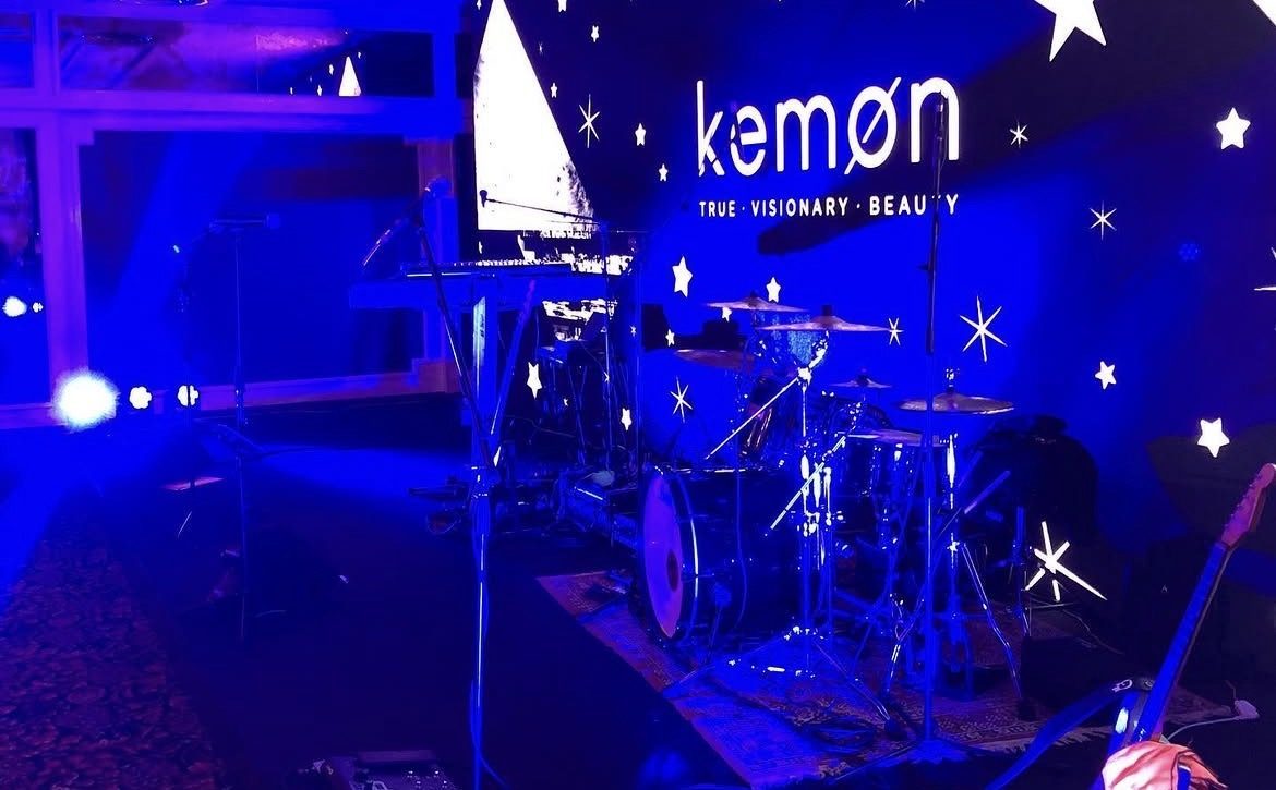 Palco Ellemono per evento aziendale con impianto luci e musica live